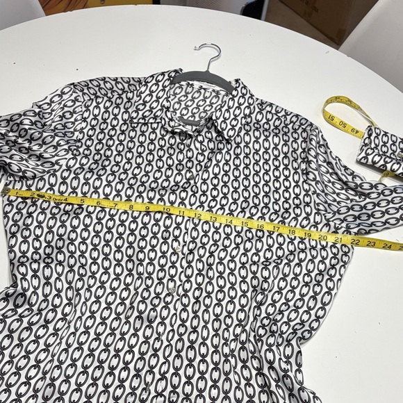 Elegant Monochrome Women's Button Down Shirt - Picture 5 of 8